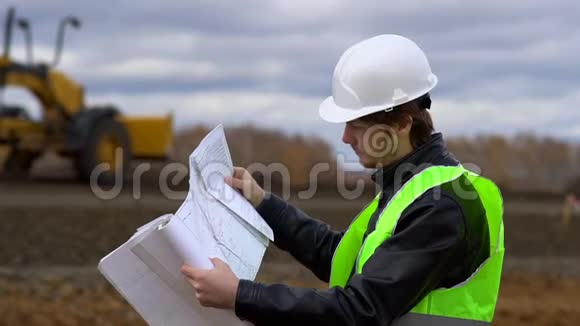 工人看在建道路背景图视频的预览图
