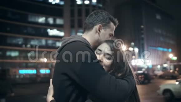 快乐的年轻夫妇在晚城拥抱视频的预览图