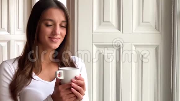 美甲美女捧着一杯茶视频的预览图