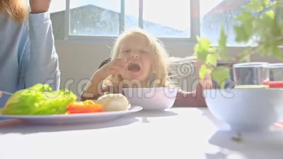 小金发女孩不想在餐桌上吃碗鸡肉视频的预览图