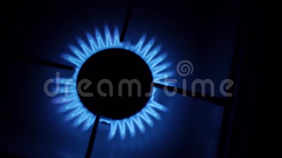 燃气燃烧器火蓝色火焰黑色背景视频的预览图