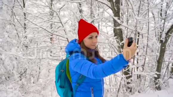 喀尔巴阡山年轻女性使用智能手机在山景美景的背景下拍摄自拍照片视频的预览图