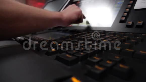 男人正在电脑上打字视频的预览图