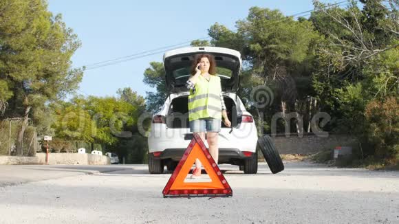 汽车故障女人在路上换轮胎视频的预览图