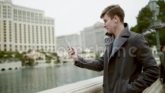 年轻游客正在贝拉焦酒店前通过手机进行视频聊天视频的预览图