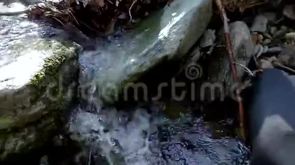 靠近一条小河小溪流过岩石视频的预览图