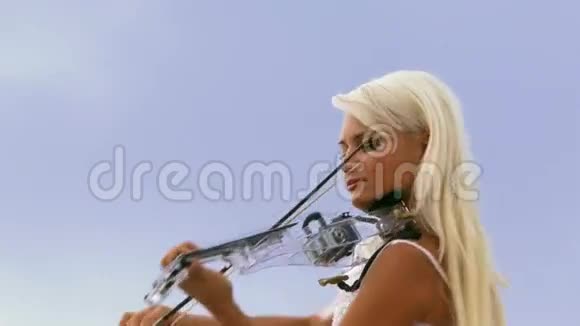 女人放小提琴视频的预览图