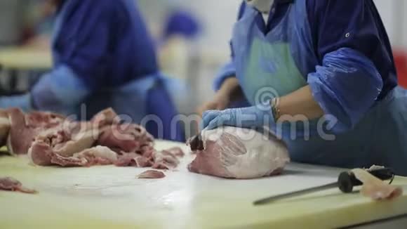 肉制品厂肉切肉店肉厂新鲜生猪排食品工业肉类加工视频的预览图
