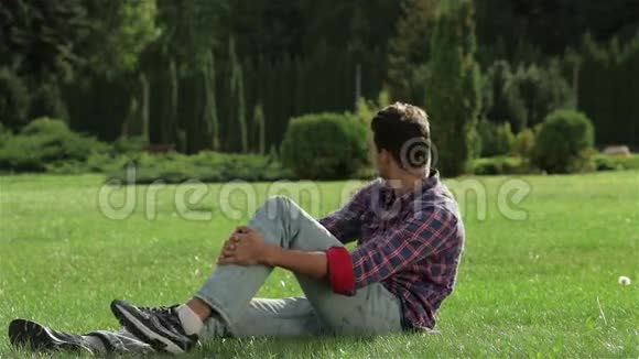 在草地上休息的人视频的预览图
