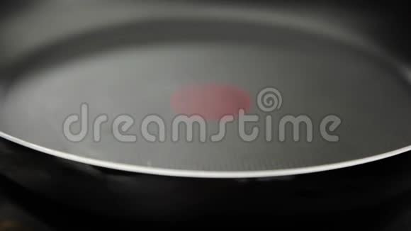 融化的黄油滑在锅里视频的预览图