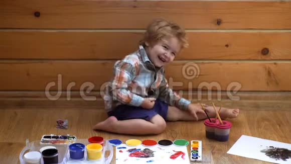 创造力和教育理念画画快乐可爱的男孩给他的手涂上颜色做手指画艺术疗法视频的预览图