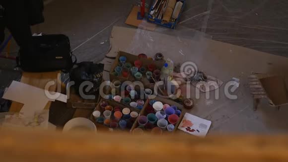 带油漆的多色塑料罐艺术家职场背景旧脏圣徒的背景色彩斑斓的艺术家调色板视频的预览图