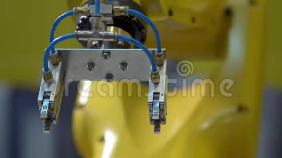 工业机器人操纵器黄色执行在控制单元中编程的运动动态射击视频的预览图