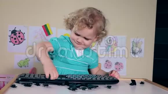 沮丧的小女孩玩电脑键盘视频的预览图