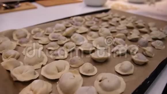 特写厨师的手煮饺子饺子的生产过程视频的预览图