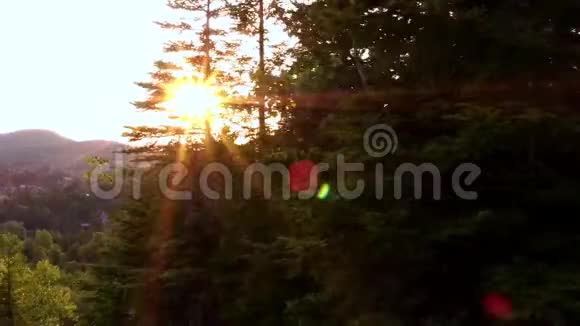 地平线在日落时呈现完全的颜色视频的预览图