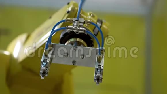 工业机器人操纵器黄色执行在控制单元中编程的运动动态射击视频的预览图