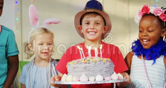 生日宴会上的快乐孩子4k视频的预览图