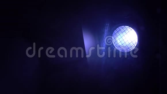 蓝色背景上的工作室灯视频的预览图