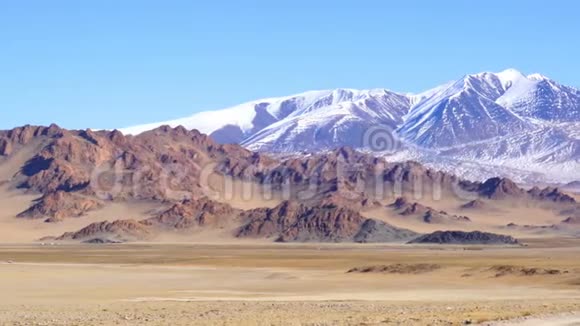 蒙古西部大草原上蒙古格族人的景观视频的预览图