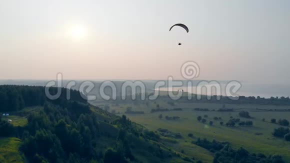 人与滑翔伞在空中飞行空中滑翔伞视频的预览图