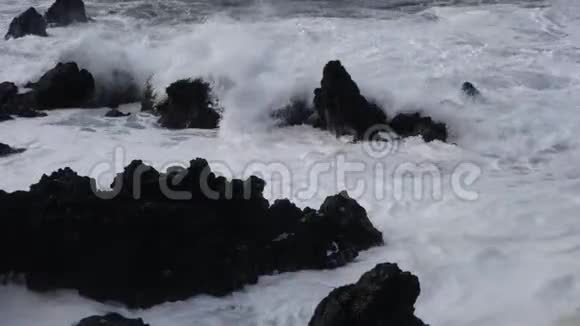 波浪撞击锯齿状的岩石视频的预览图