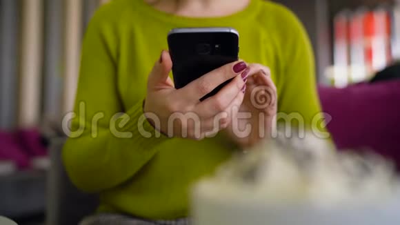 女人用智能手机在咖啡馆里喝咖啡视频的预览图