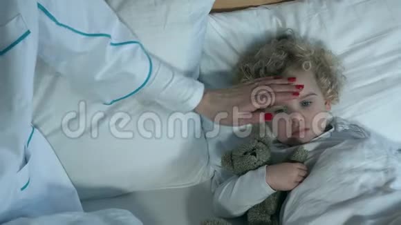 生病的小女孩爱的玩具躺着护士医生在吃温视频的预览图