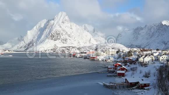 冬季山脉背景下的挪威渔城视频的预览图