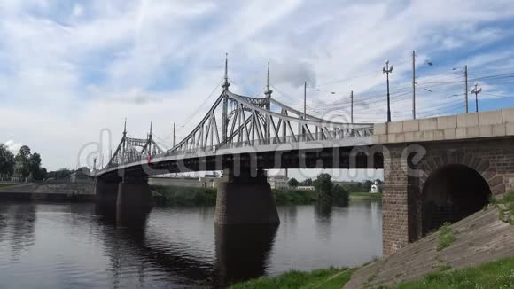 观旧伏尔加桥多云七月午后俄罗斯特维尔视频的预览图