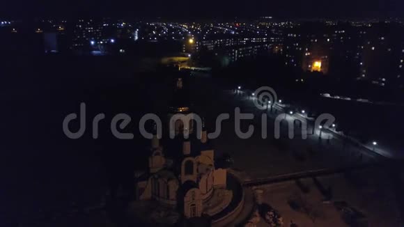 从高处看向灯火通明的夜城和教堂多层房屋乌克兰视频的预览图