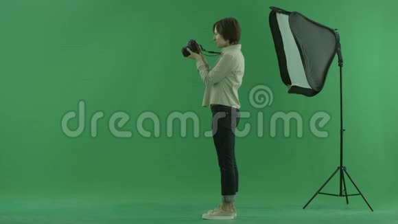 一位年轻女子正试图在绿色屏幕上用上的左手视频的预览图