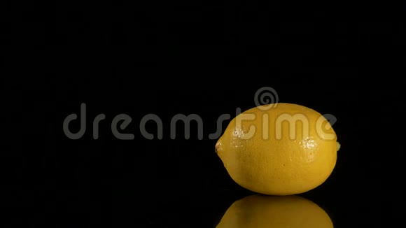 在黑石上手工切割柠檬的特写镜头视频的预览图
