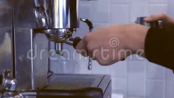 咖啡师用咖啡机做咖啡浓缩咖啡视频的预览图