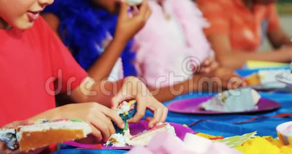 孩子们在生日派对期间吃蛋糕视频的预览图