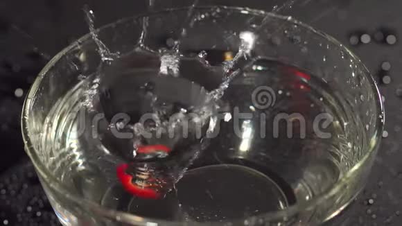 草莓掉进有水的碗里CU视频的预览图