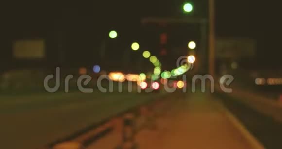 立交桥上的高峰夜间交通模糊视频的预览图