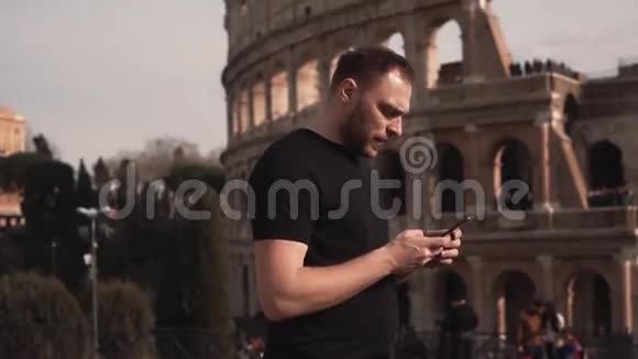 意大利罗马的男游客服务于互联网写电子邮件看照片人走在竞技场上慢动作视频的预览图