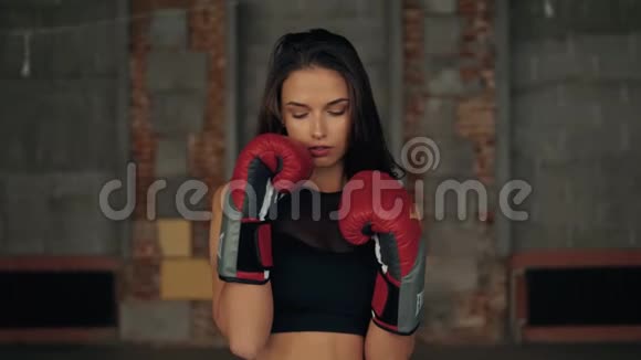 体育运动集中的女孩在体育运动中与团体拳打脚踢的肖像视频的预览图