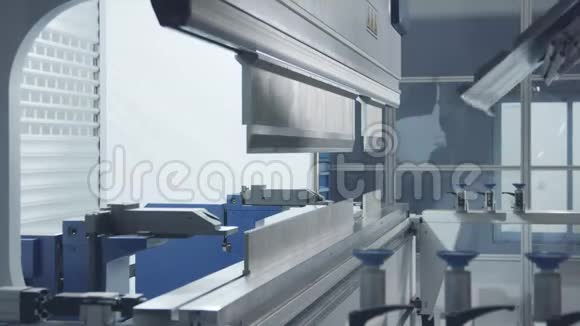 金属生产设施中的金属弯曲机器人视频的预览图