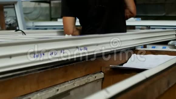 制造和制造PVC窗户一名男性工人在PVC框架中安装橡胶密封组装PVC视频的预览图
