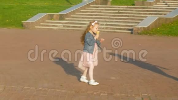 在公园里奔跑的快乐小女孩视频的预览图