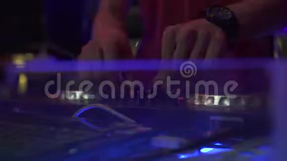 男子手盘骑师在DJ甲板上混合家庭音乐迪斯科党男子DJ在音响控制台播放舞曲视频的预览图