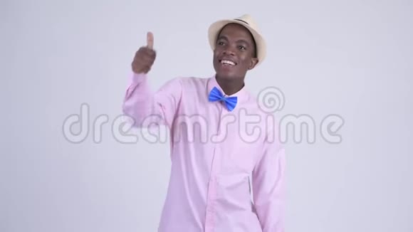 年轻快乐的非洲游客竖起大拇指视频的预览图