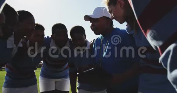 年轻成年女子橄榄球队和教练视频的预览图