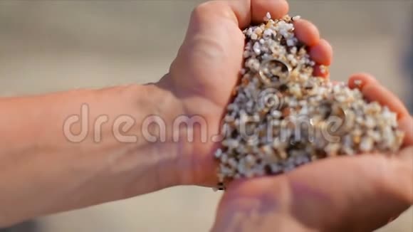 婚礼戒指在沙子上以心脏的形式出现视频的预览图