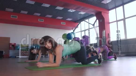 一群运动的人在健身房训练练习腿部肌肉视频的预览图
