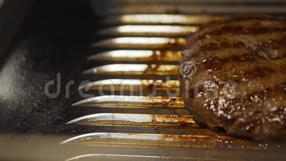 新鲜的肉片放在煎锅烤架里视频的预览图