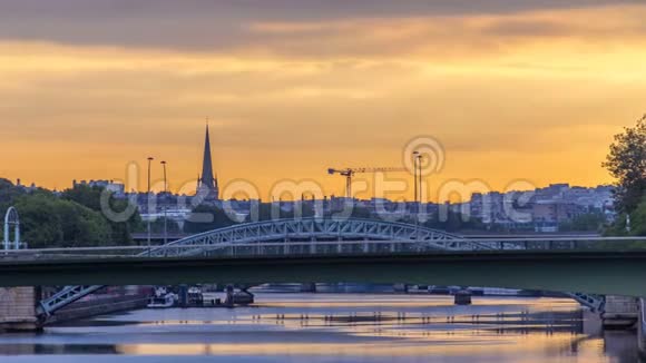 巴黎日出后清晨跨越天鹅岛的鲁埃勒桥视频的预览图