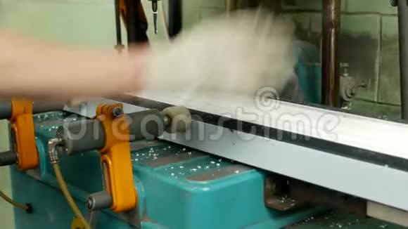 生产和制造PVC窗户一名女工在机器上安装PVC型材并钻一个洞视频的预览图